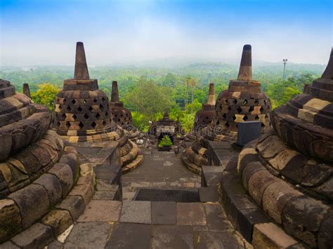 Der Bau des Borobudur-Tempels: Ein monumentales Zeugnis buddhistischer Architektur und religiöser Hingabe im 12. Jahrhundert Java